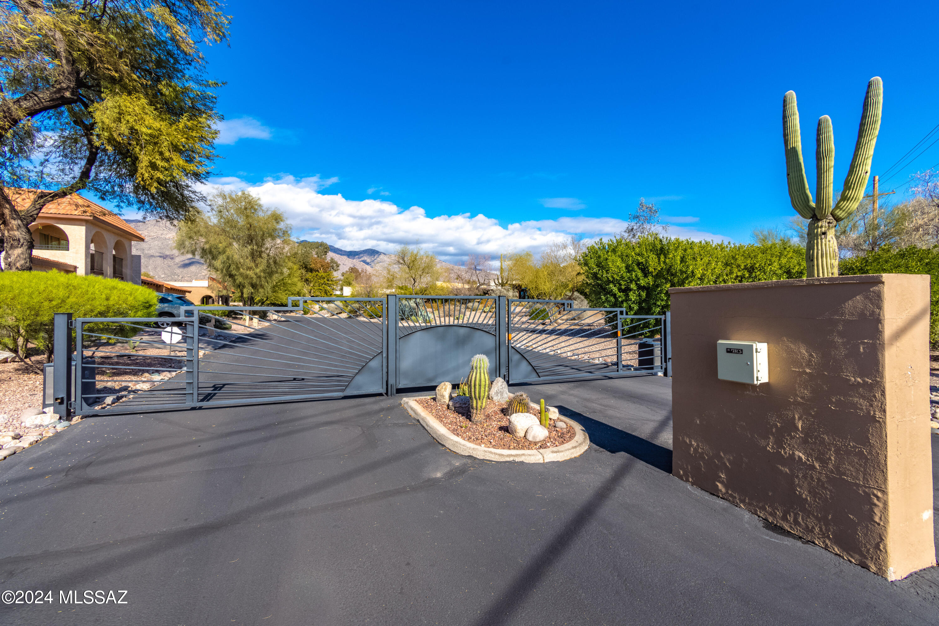 5634 N Calle De La Reina