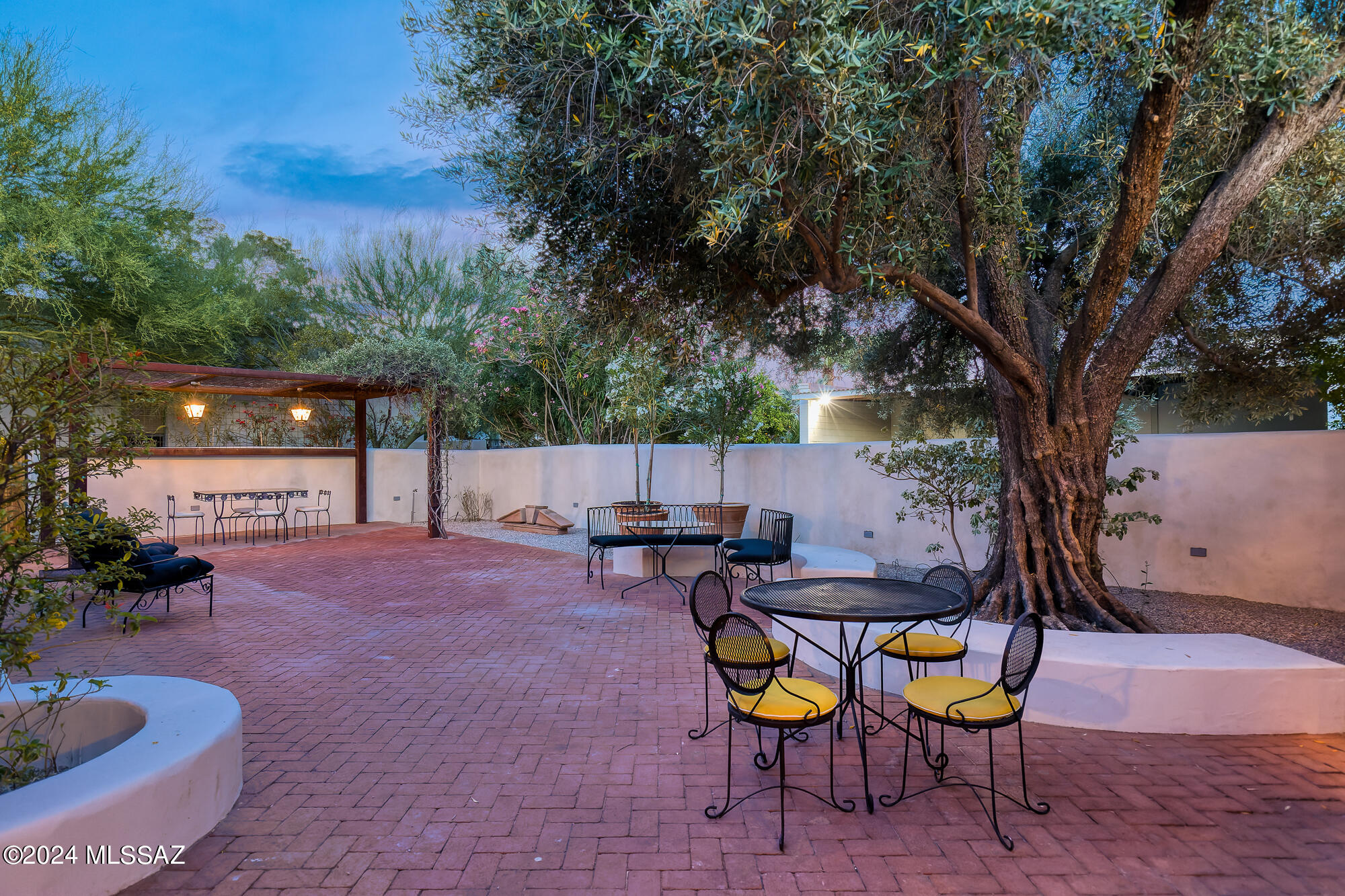 3806 E Calle Cortez