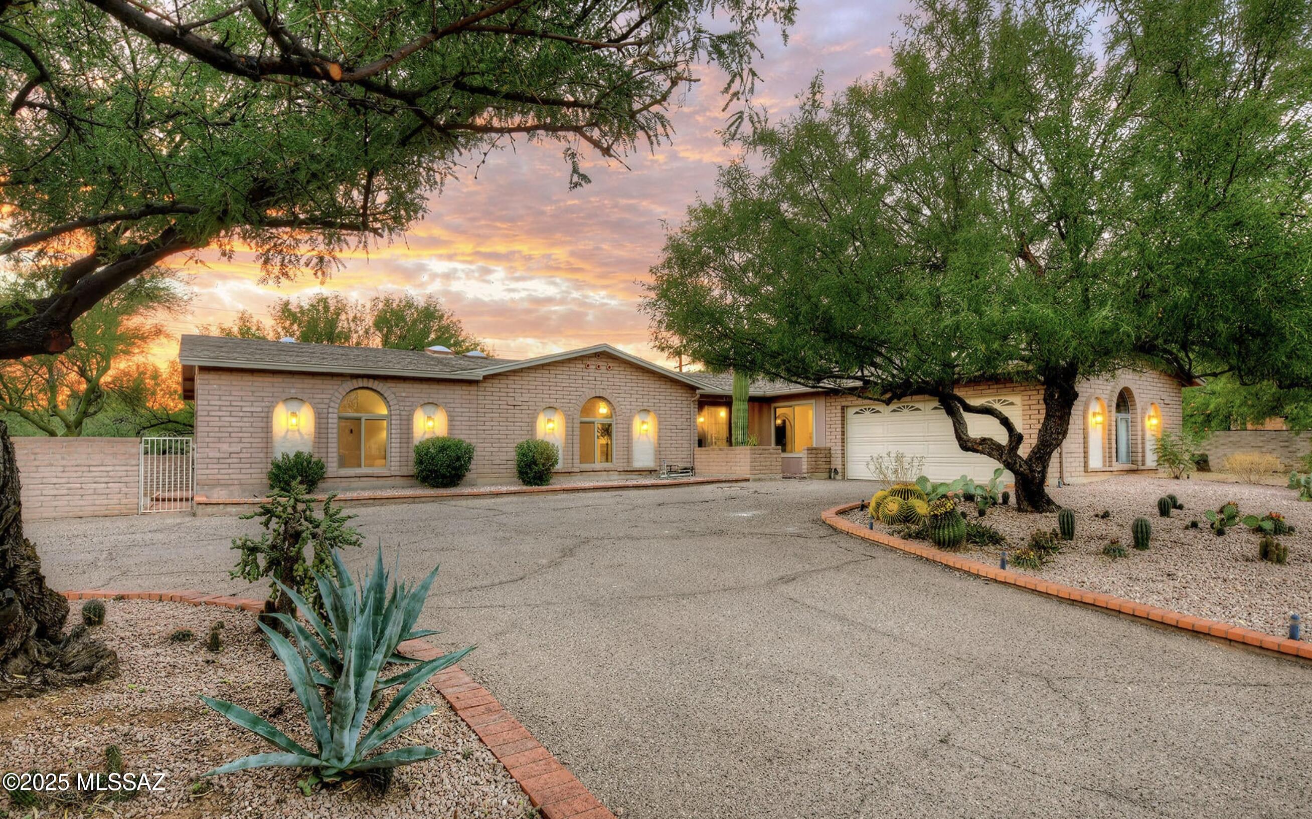 5271 N Stonehouse Place