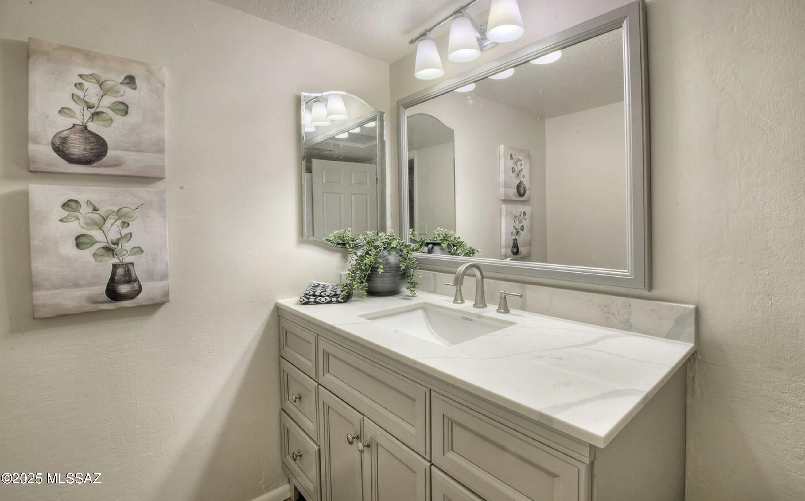 5271 N Stonehouse Place