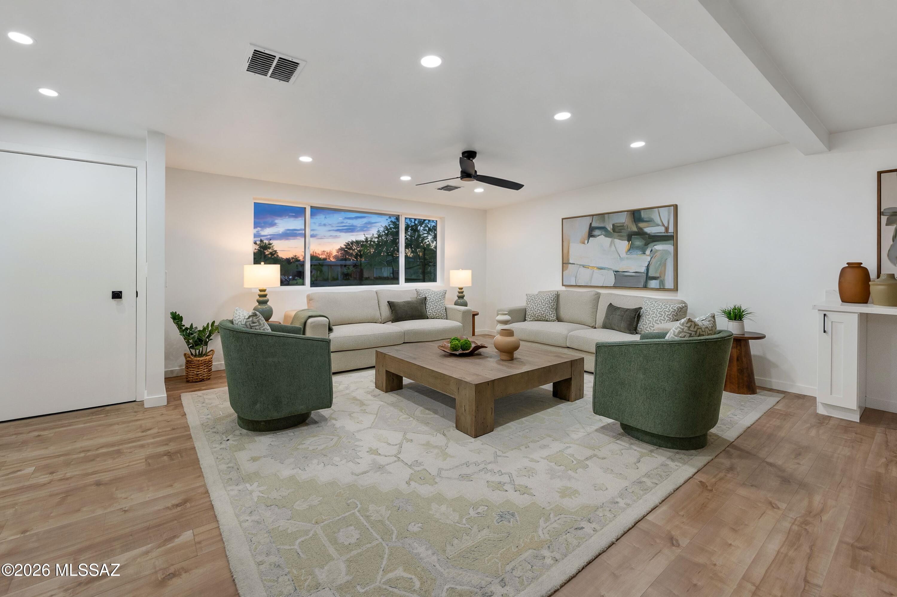 230 W Meadowbrook Drive