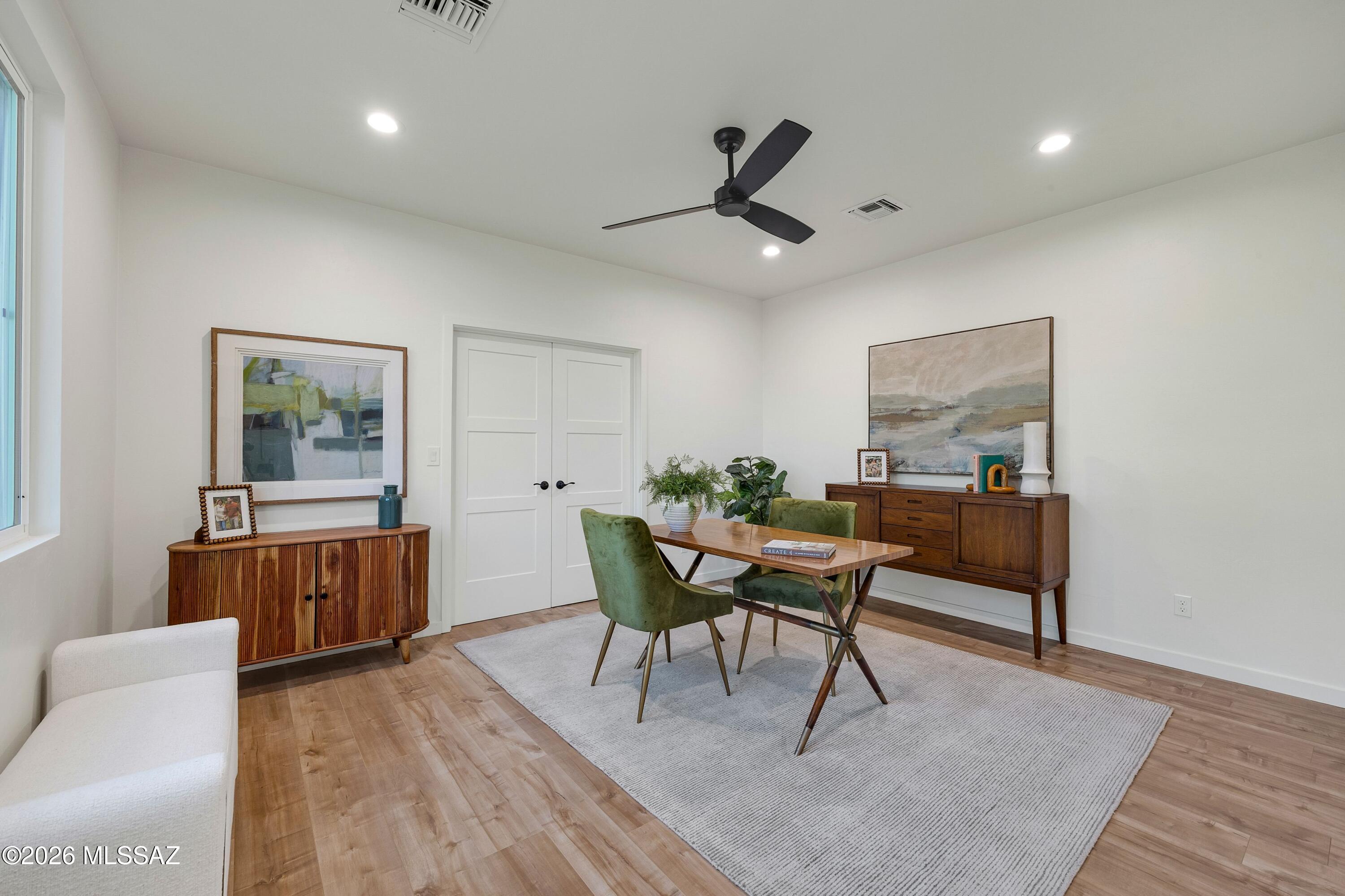 230 W Meadowbrook Drive