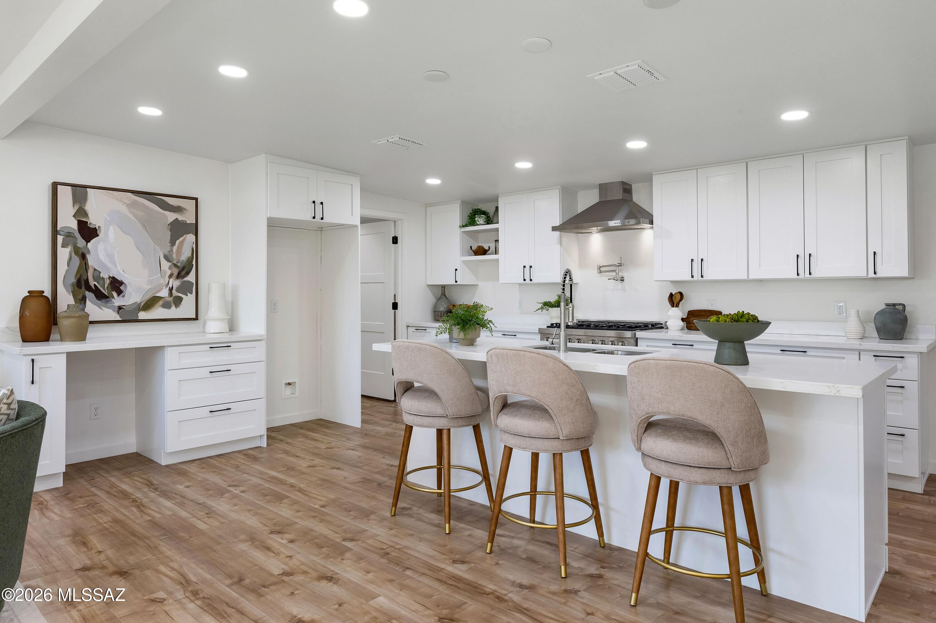 230 W Meadowbrook Drive