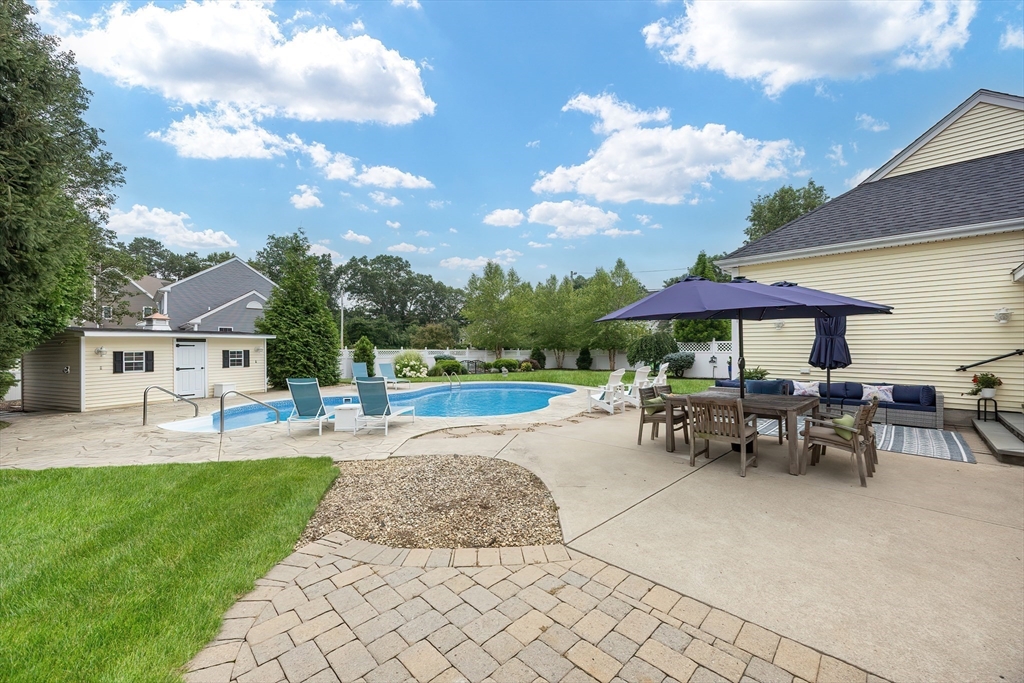 11 Lowe Meadow Ln