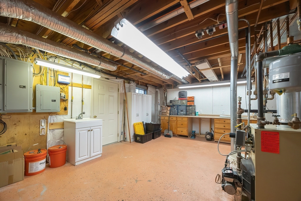 11 Lowe Meadow Ln