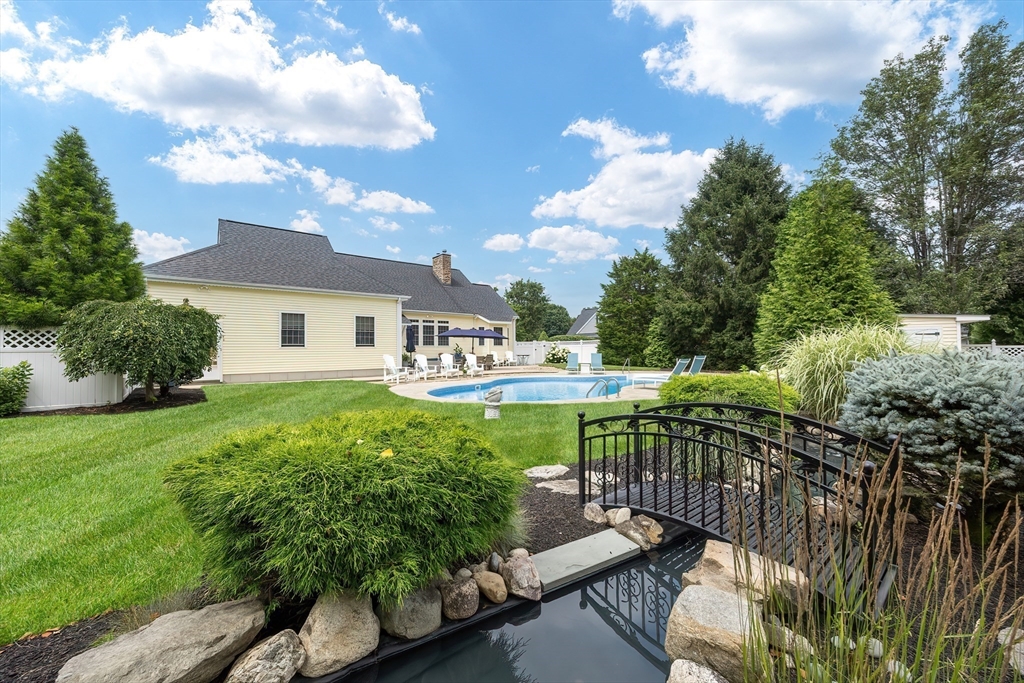 11 Lowe Meadow Ln