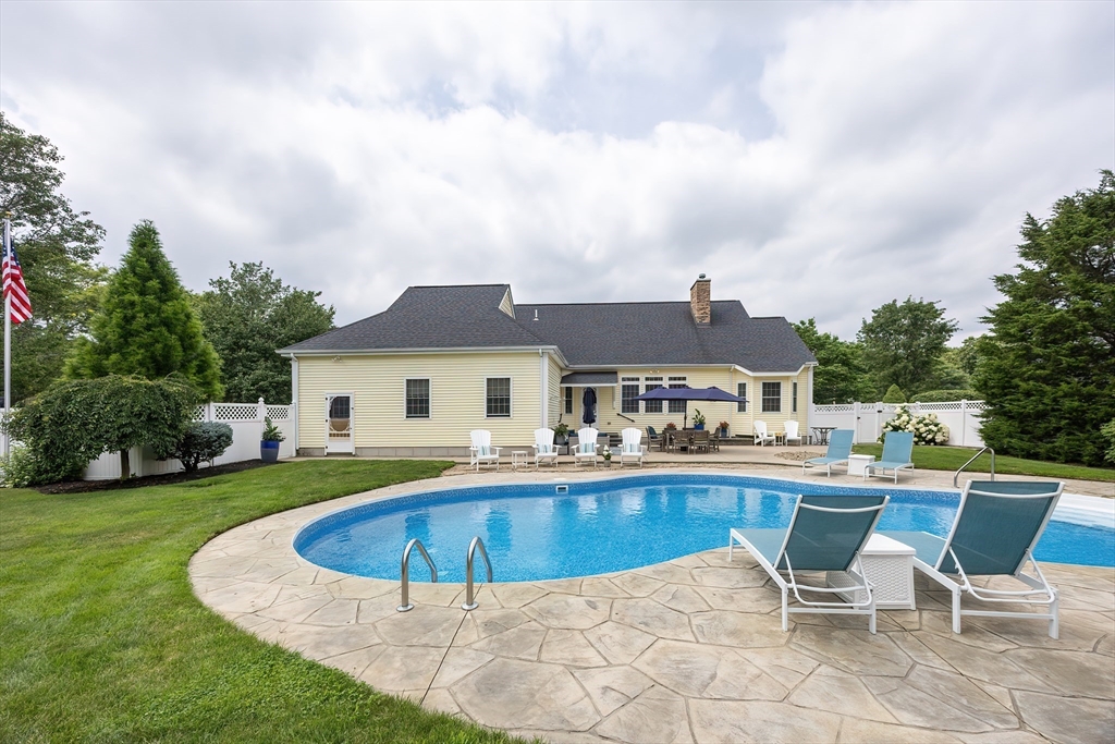 11 Lowe Meadow Ln