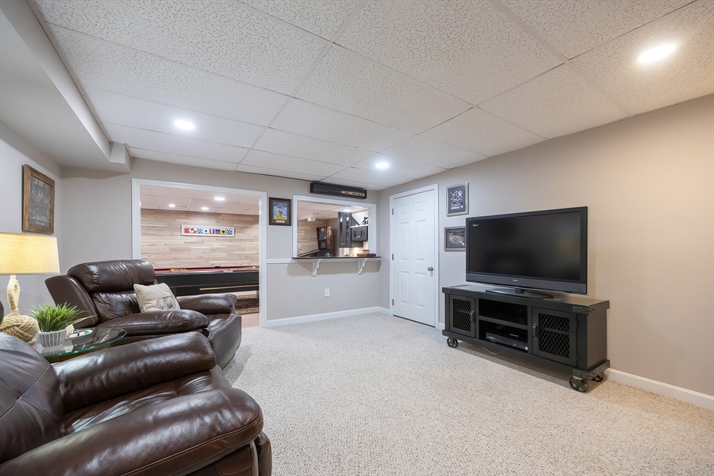 11 Lowe Meadow Ln