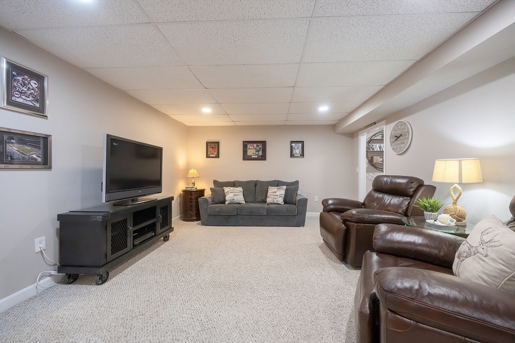 11 Lowe Meadow Ln