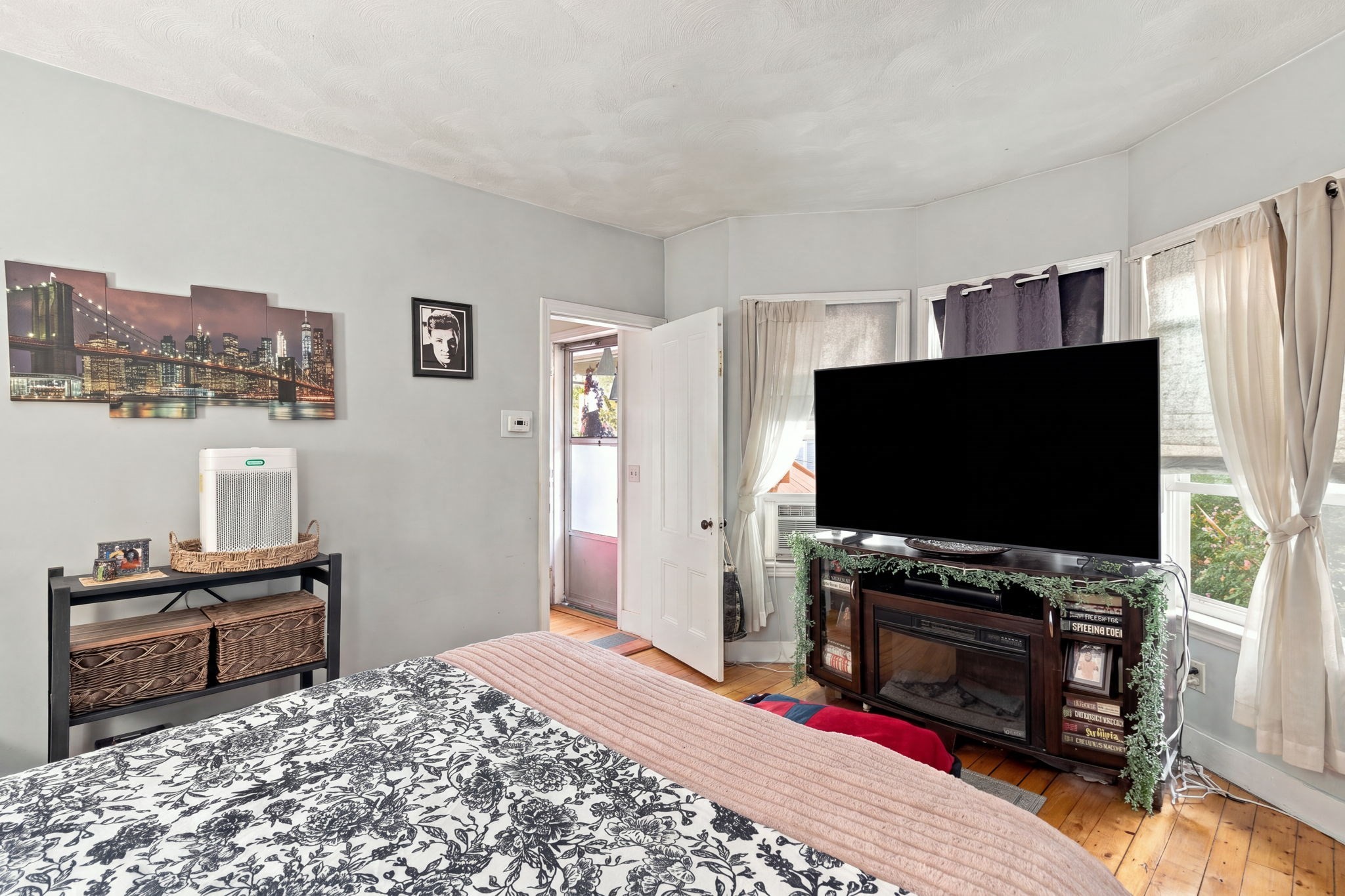 562 Newport Ave