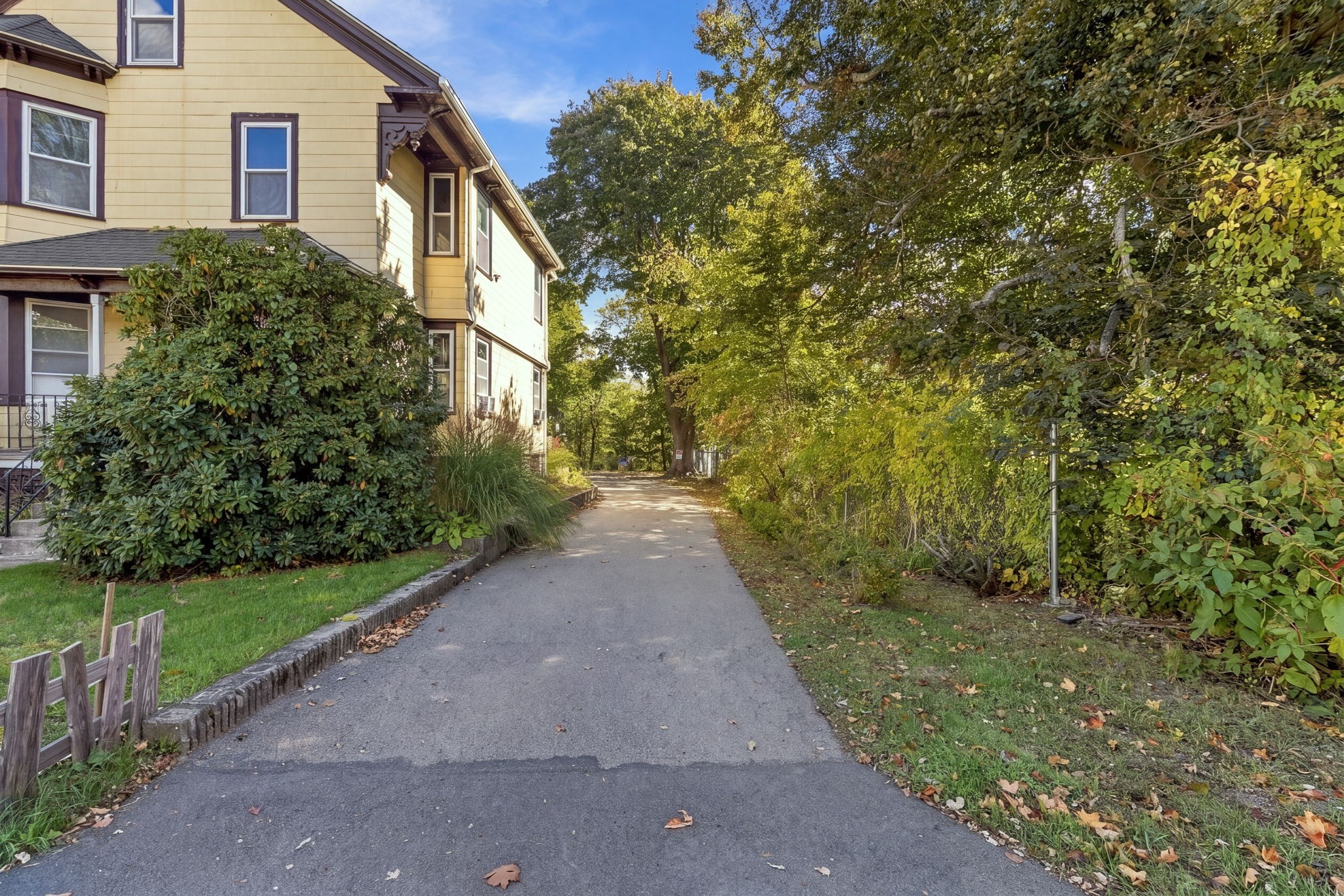 562 Newport Ave