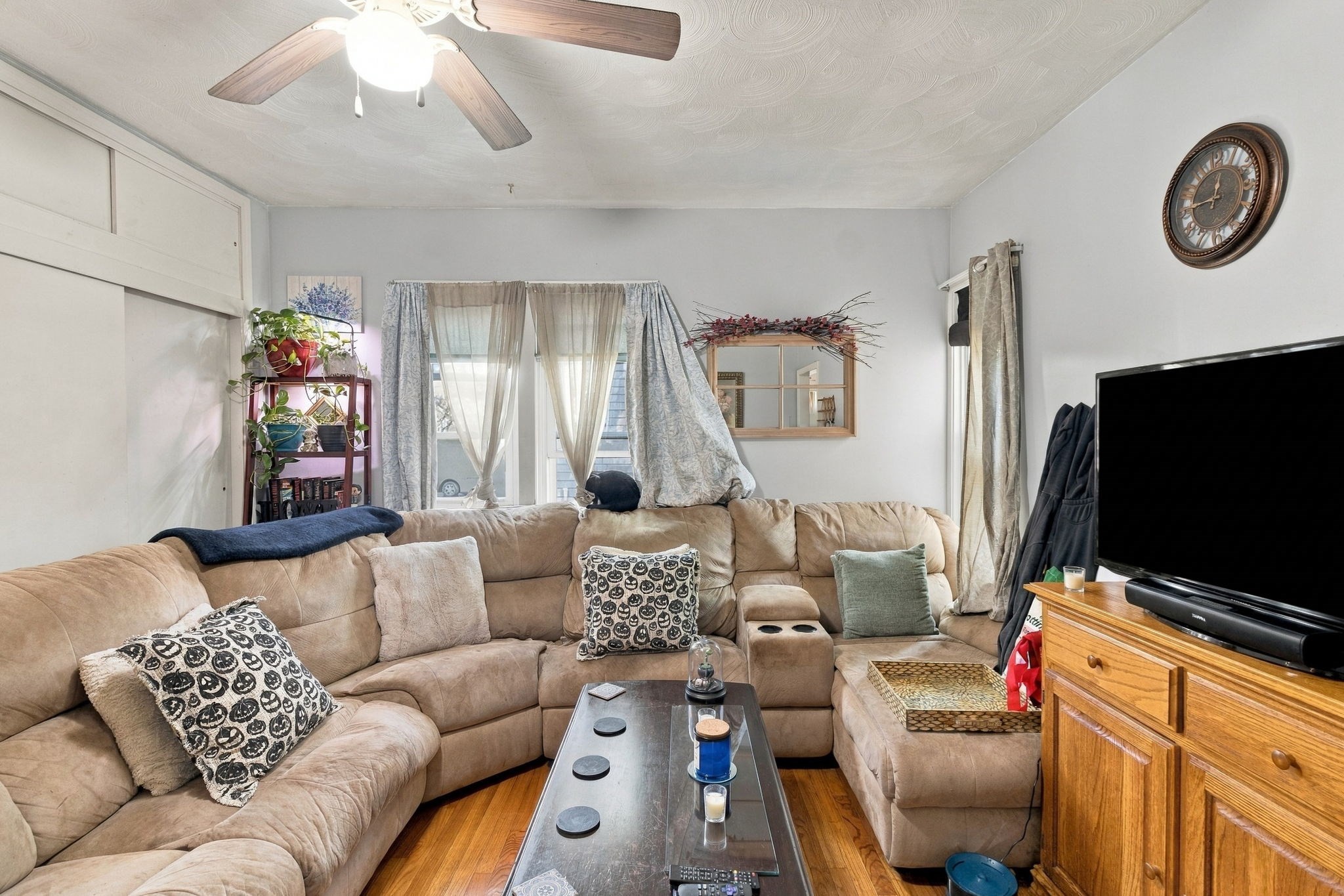 562 Newport Ave