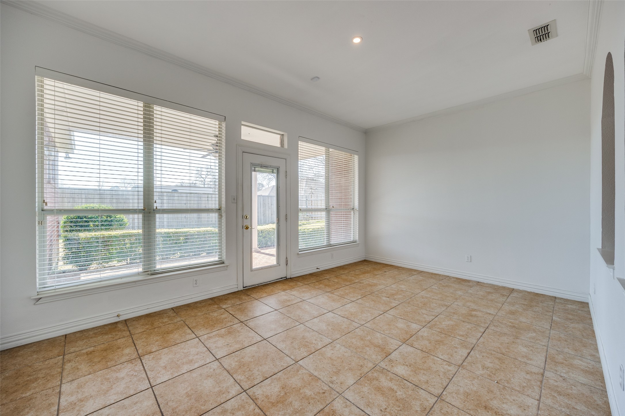 840 W Pioneer Drive
