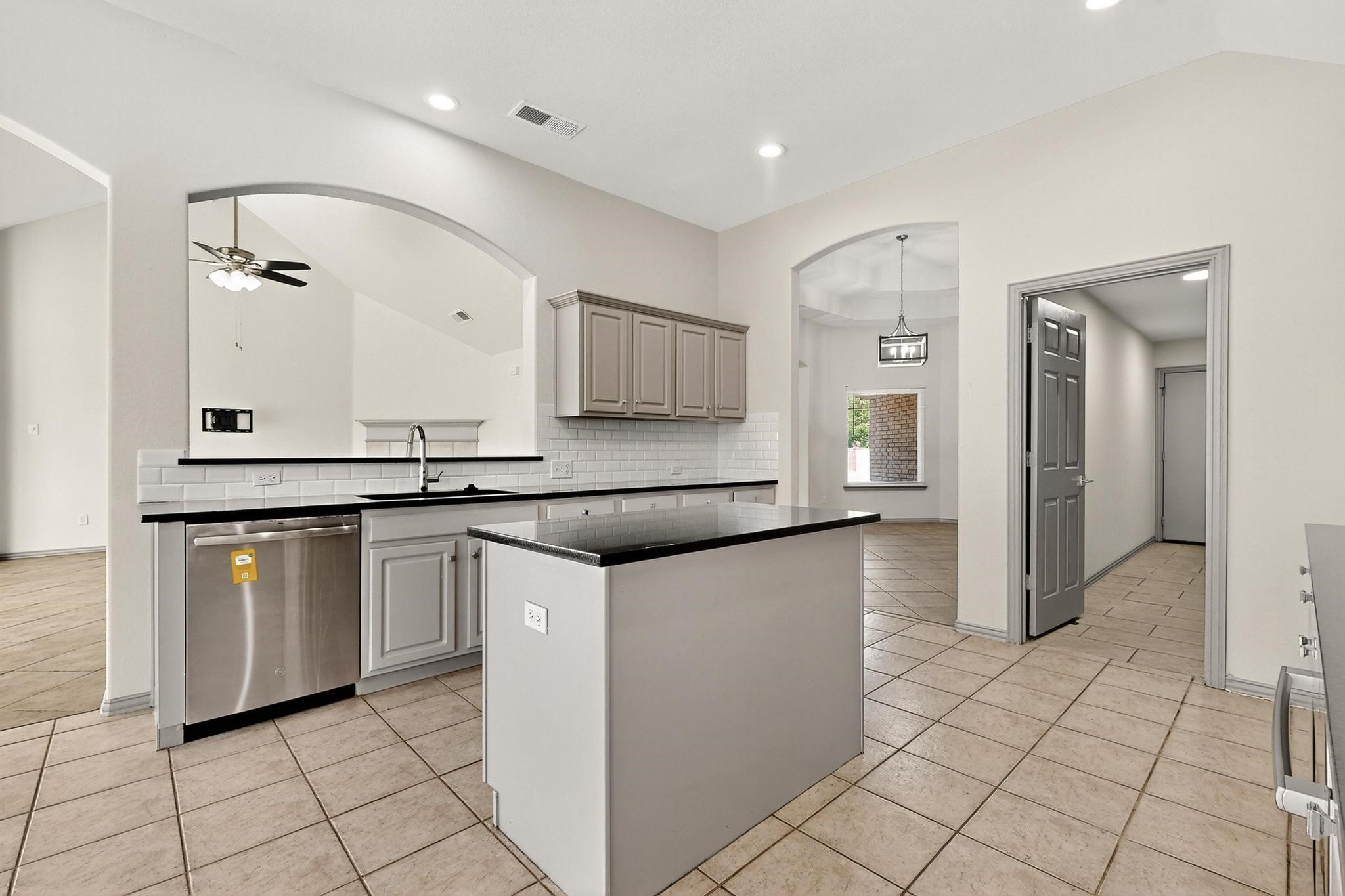 2825 Rosewood Boulevard