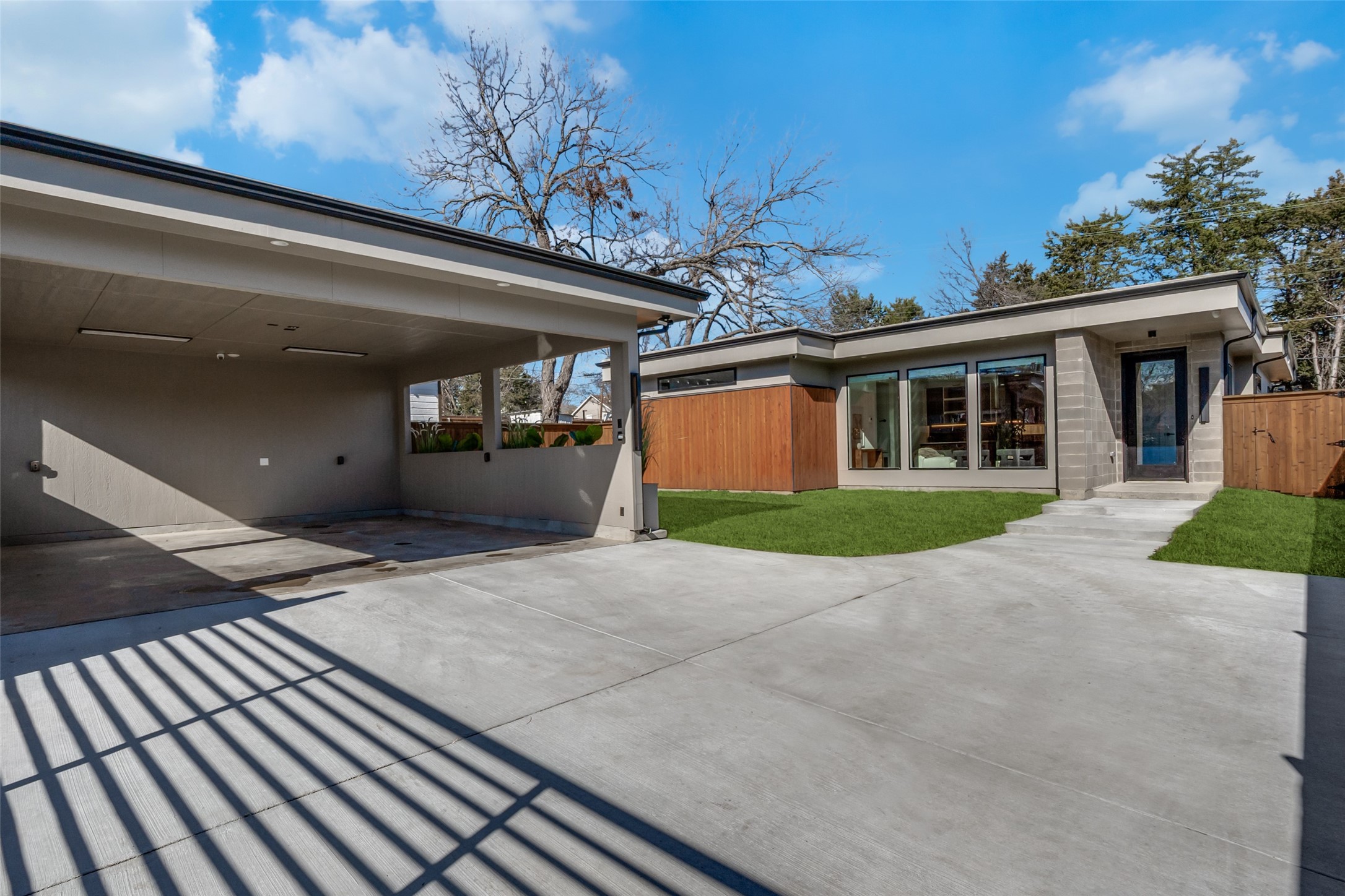 1439 E Louisiana Avenue