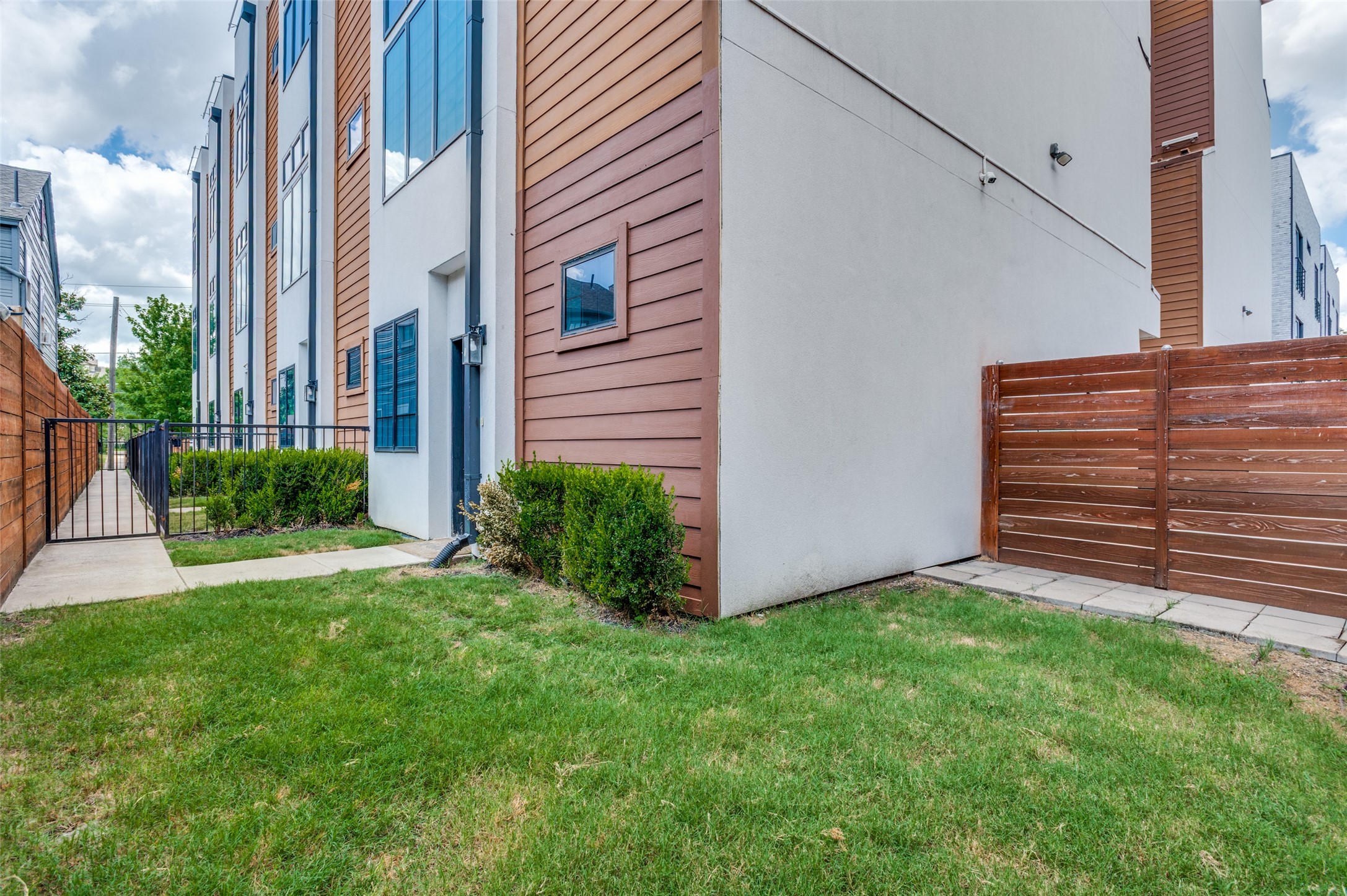 1910 Caddo Street B105