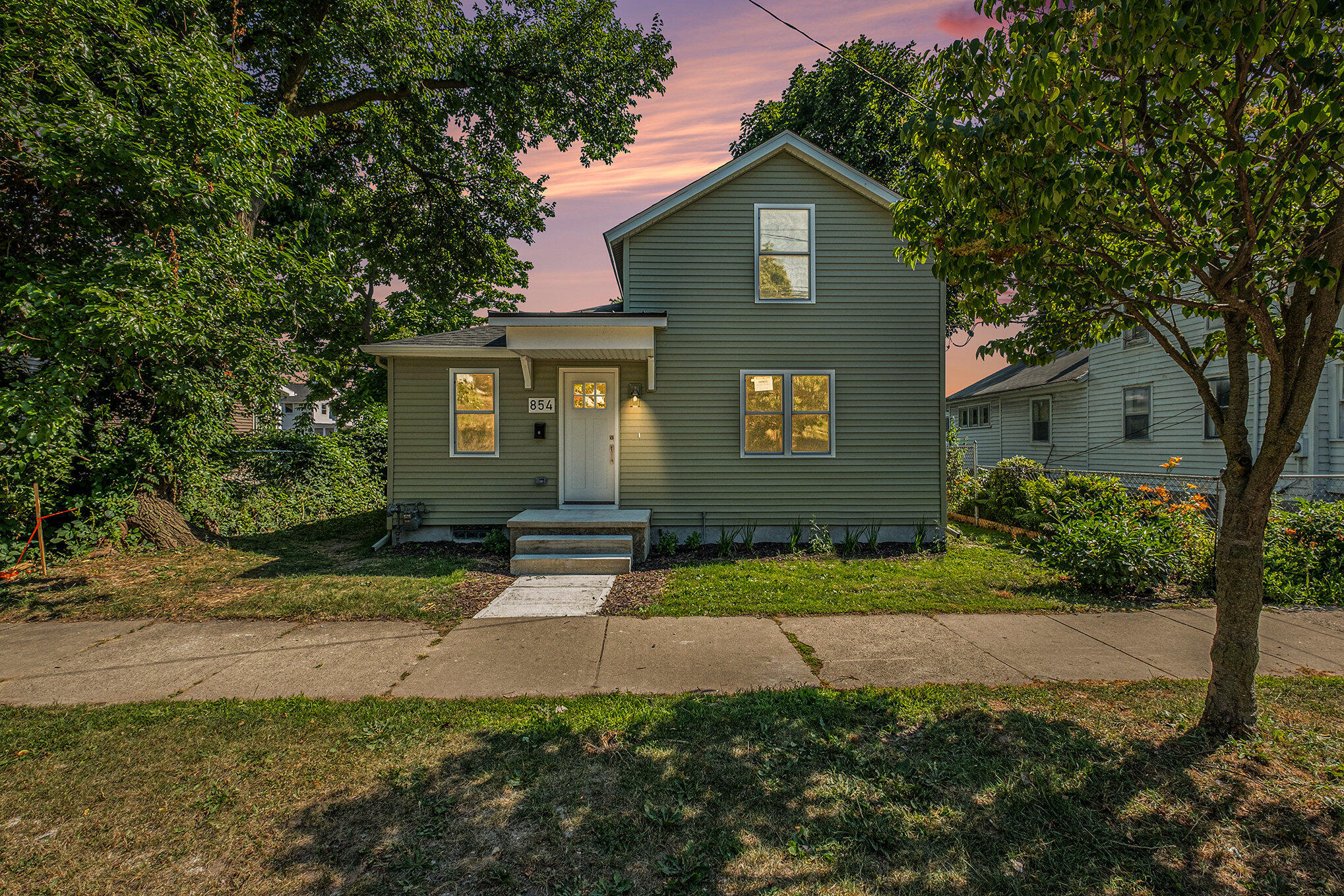 854 First Street NW