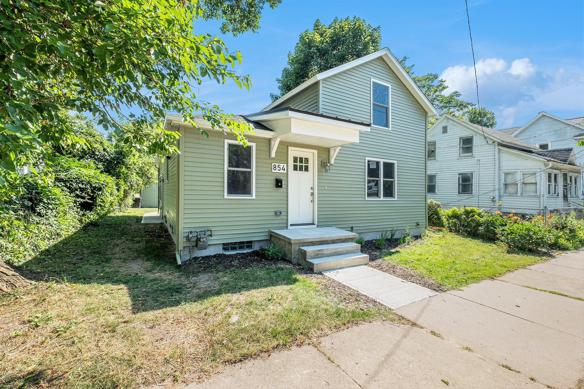 854 First Street NW