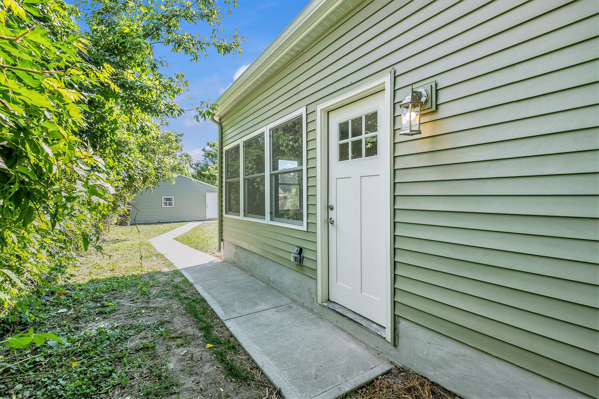 854 First Street NW