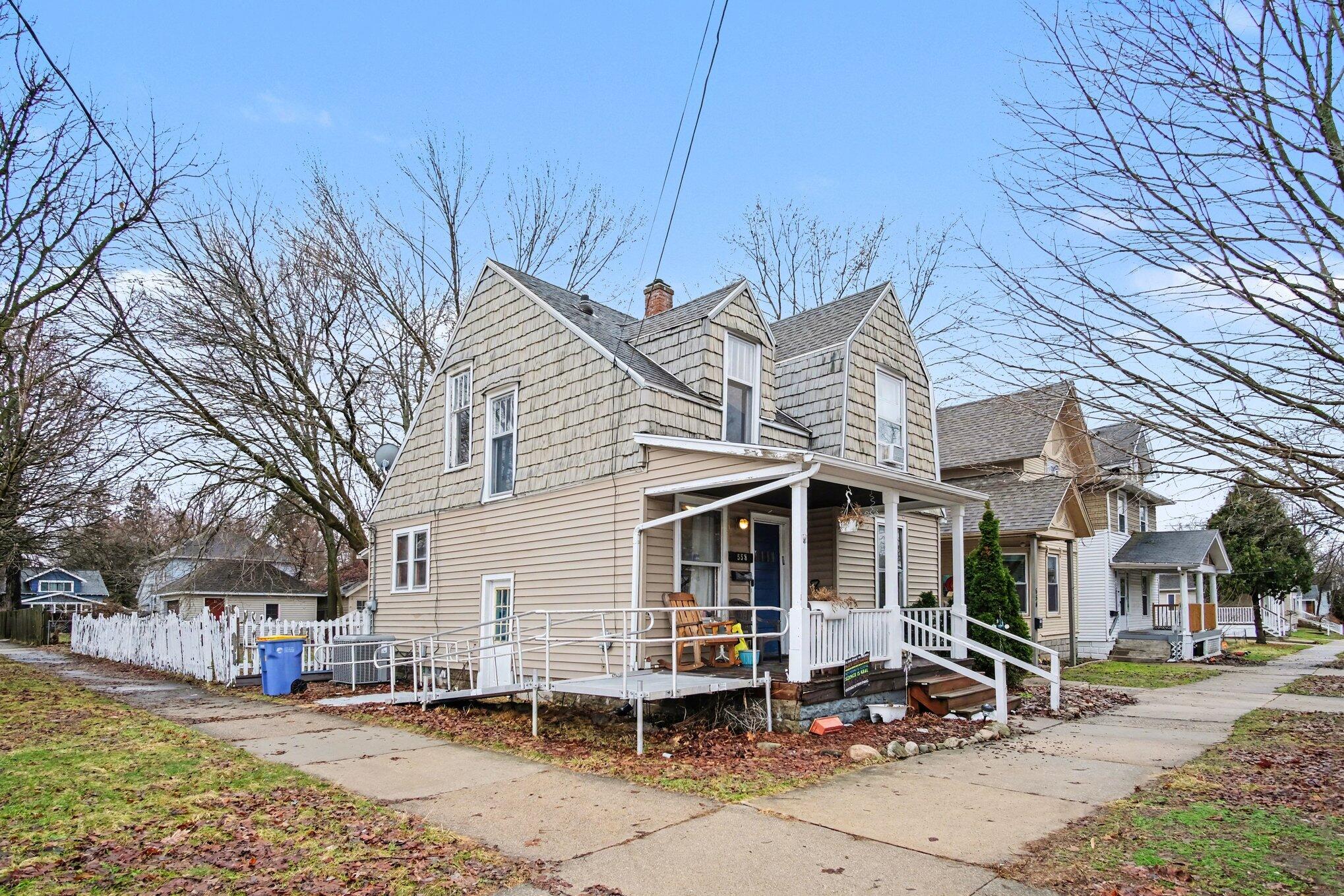 558 Carrier Street NE