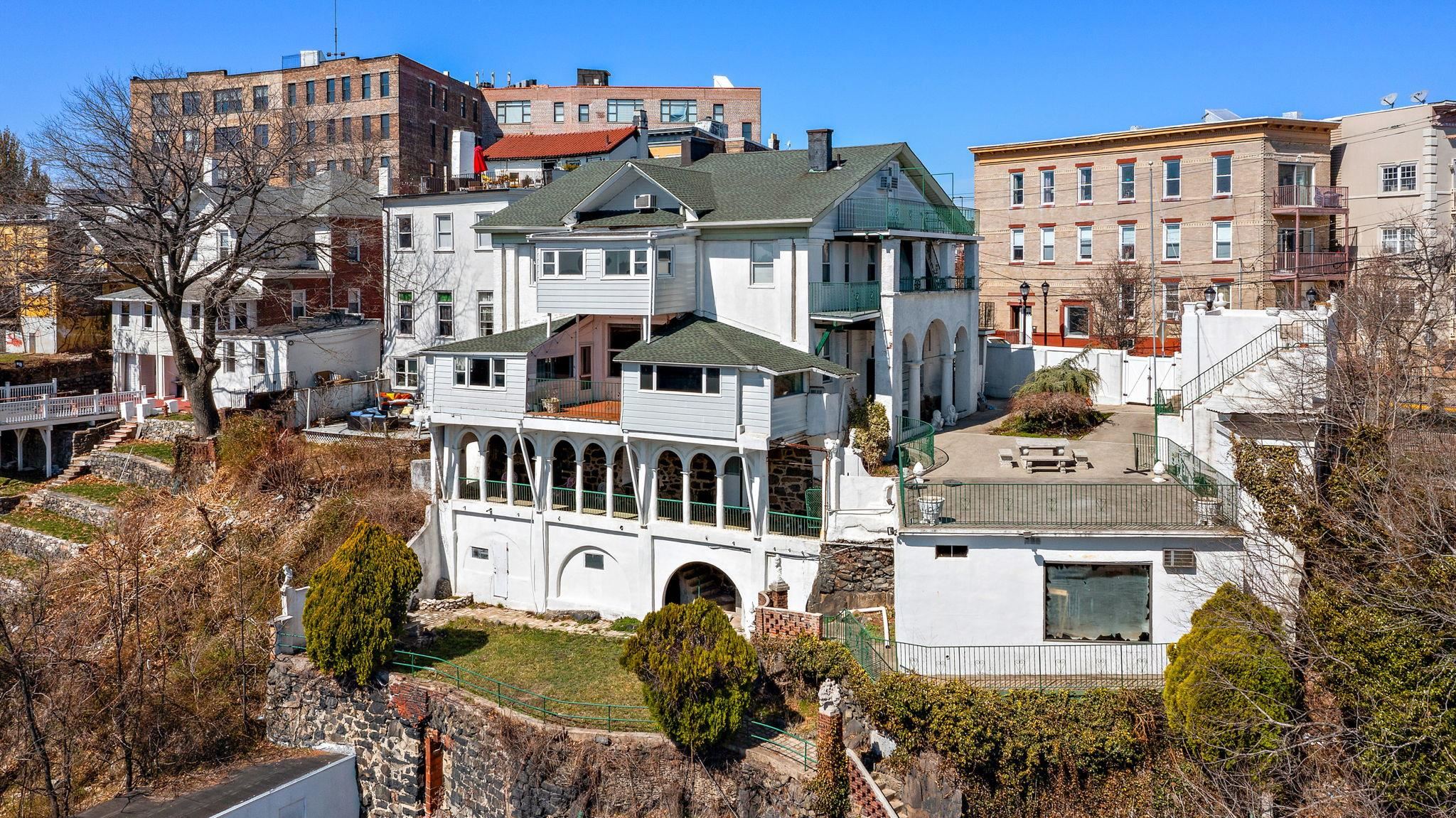 320-324 MOUNTAIN RD