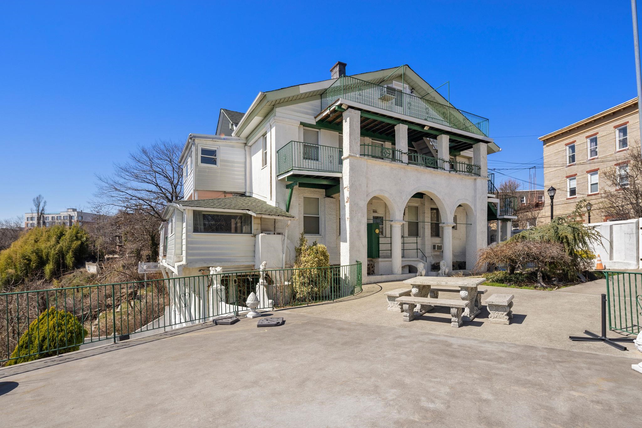 320-324 MOUNTAIN RD