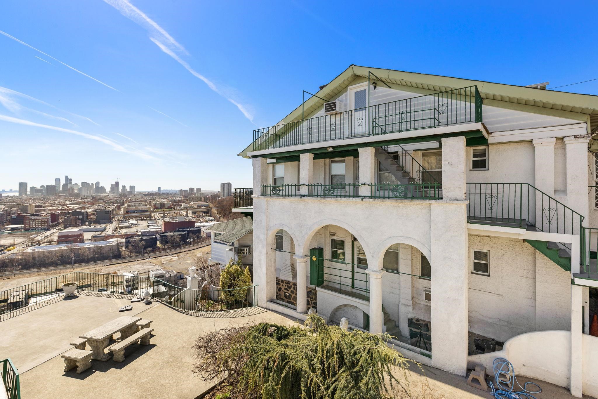 320-324 MOUNTAIN RD