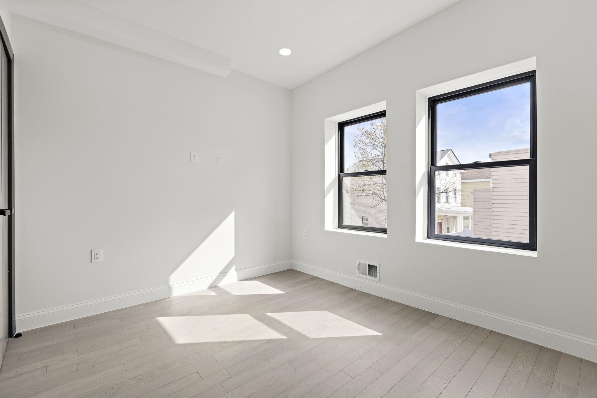 133 CLIFTON PL Unit: TH3