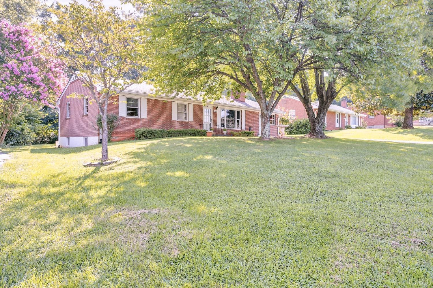 1103 Oakcrest