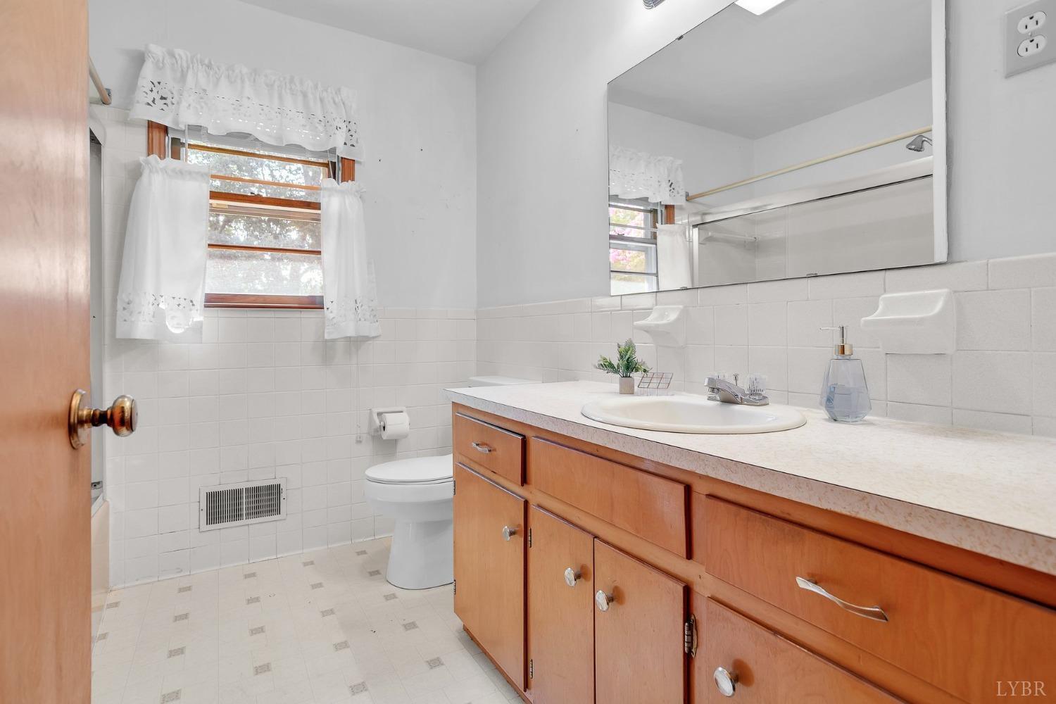 1103 Oakcrest