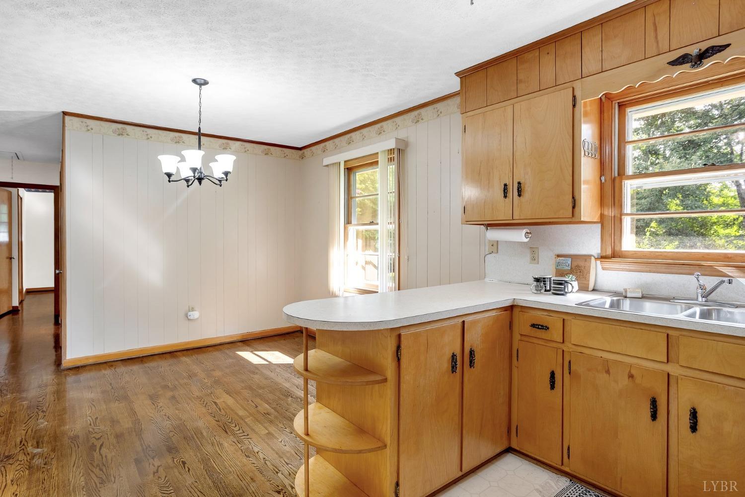 1103 Oakcrest