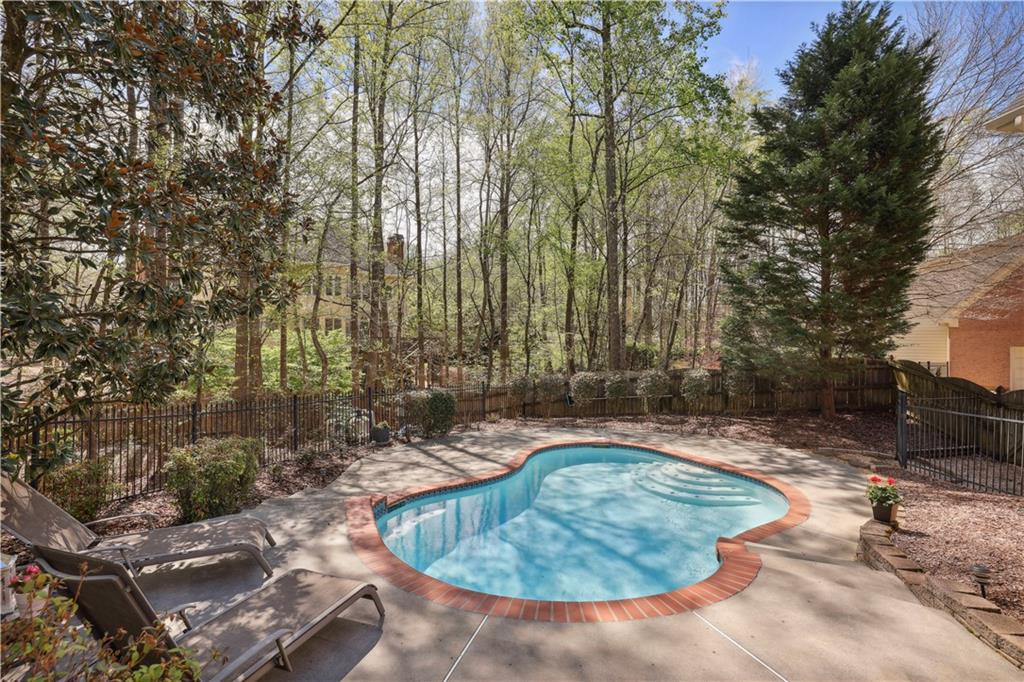 12175 Oak Hollow Way