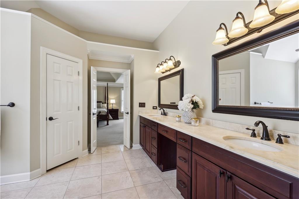 12175 Oak Hollow Way