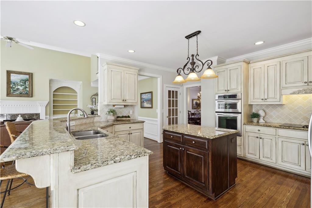 12175 Oak Hollow Way