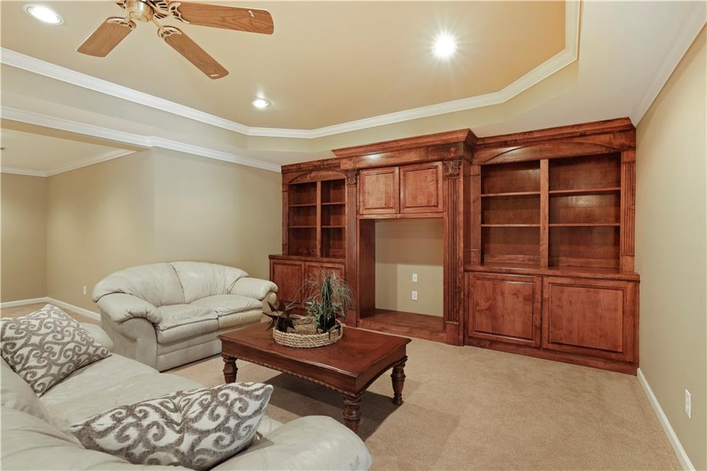 12175 Oak Hollow Way