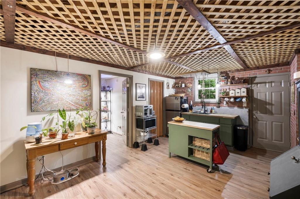 1945 Wenlok Trail NE