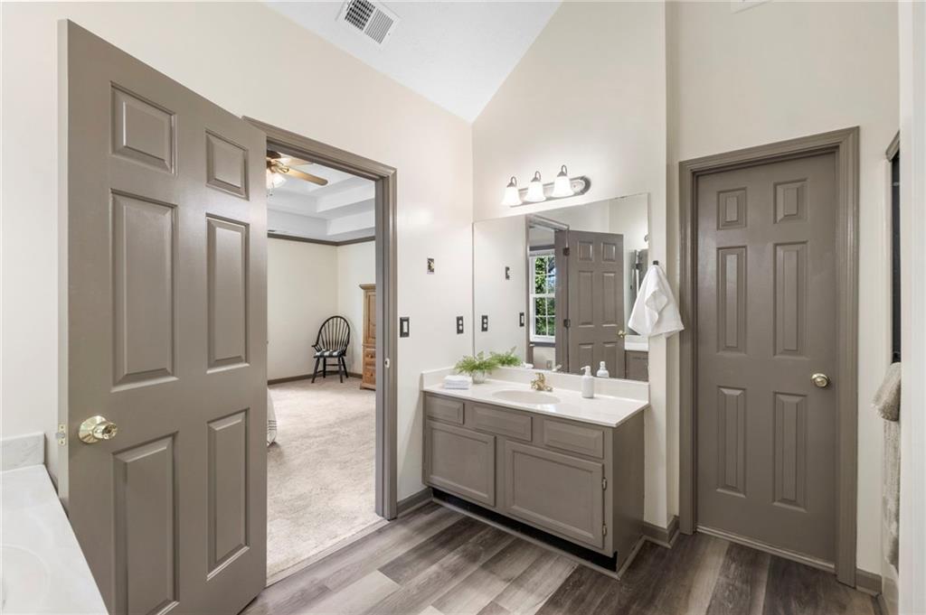 1945 Wenlok Trail NE