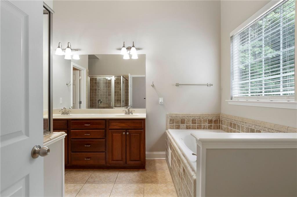 12 Isabella Court NE