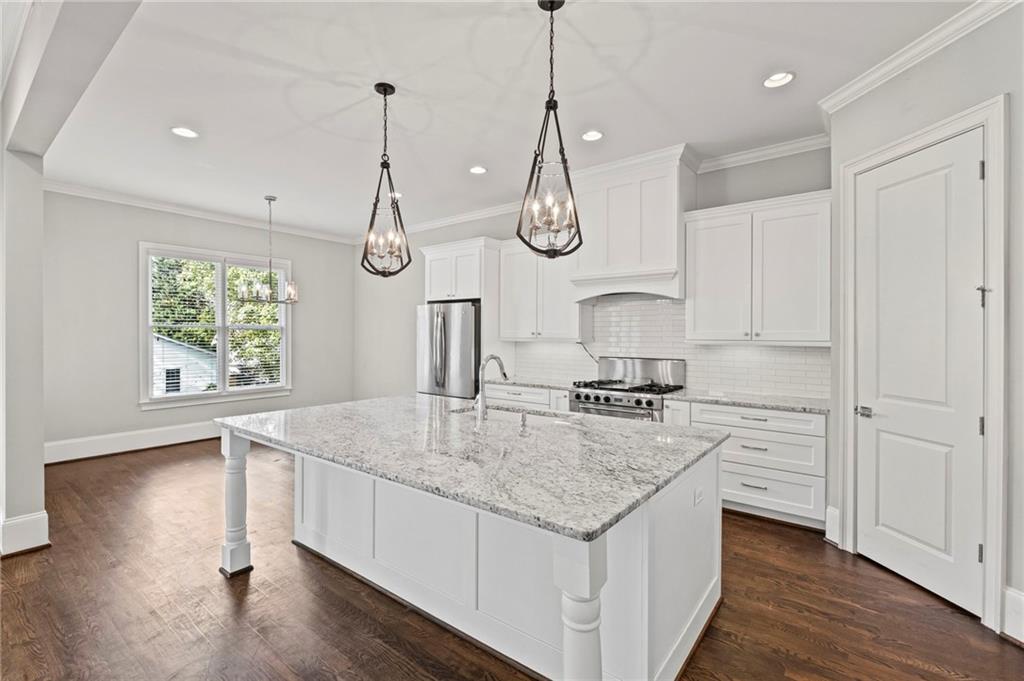 1100 Victoria Street NE