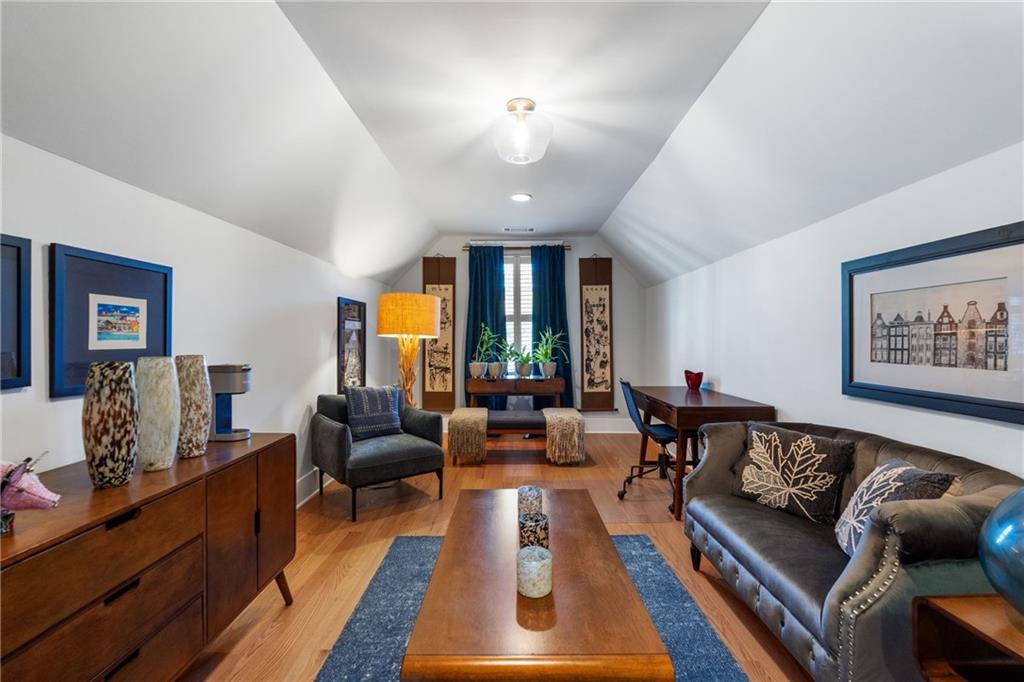 3086 Nichols Street SE