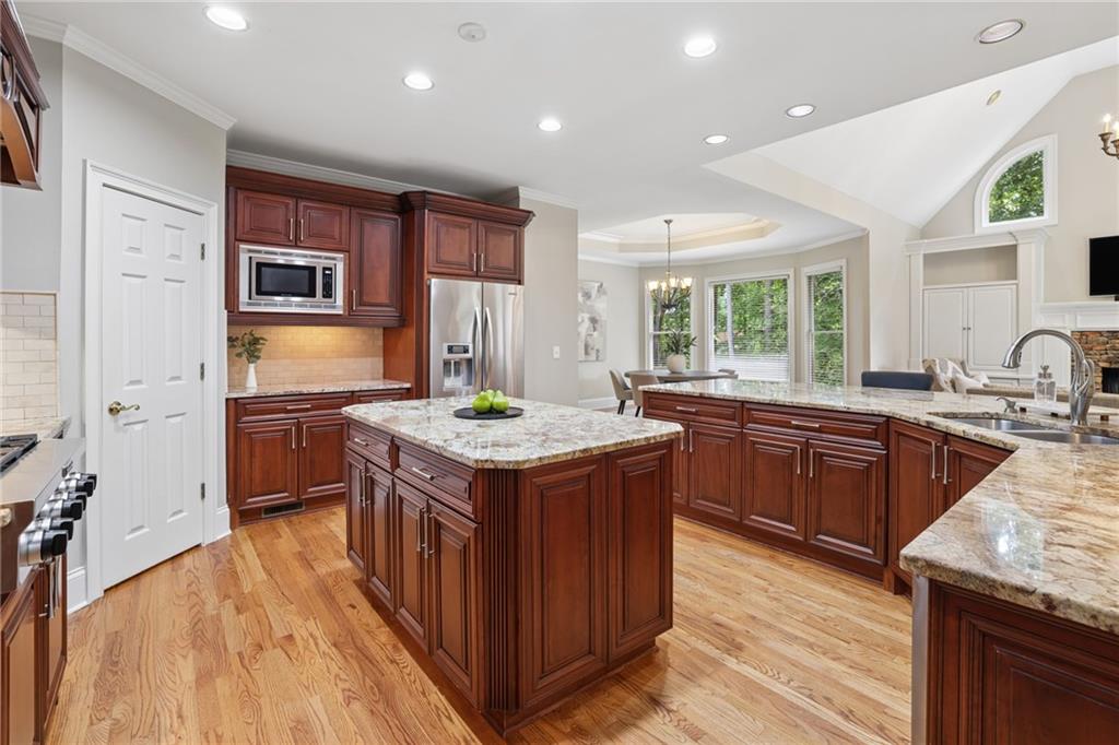 12135 Helleri Hollow