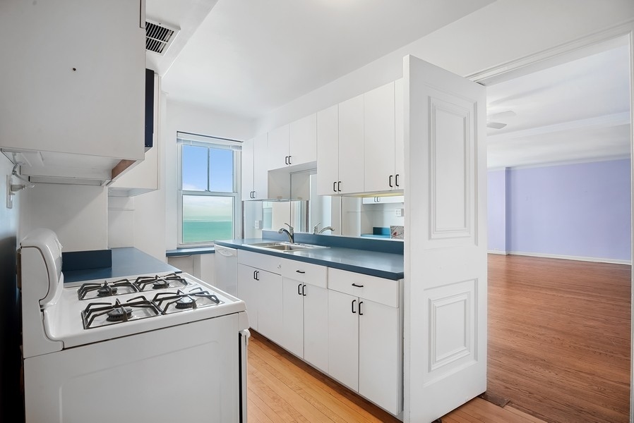 5555 N SHERIDAN Road Unit: 1501