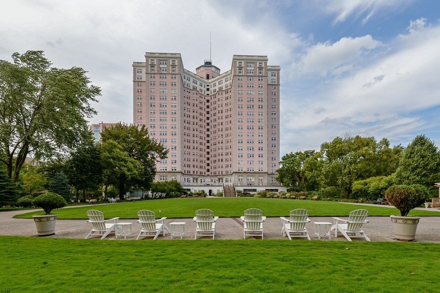 5555 N SHERIDAN Road Unit: 1501