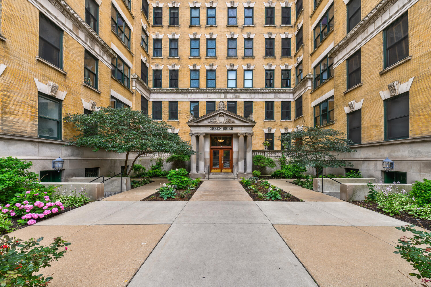 559 W SURF Street Unit: 403