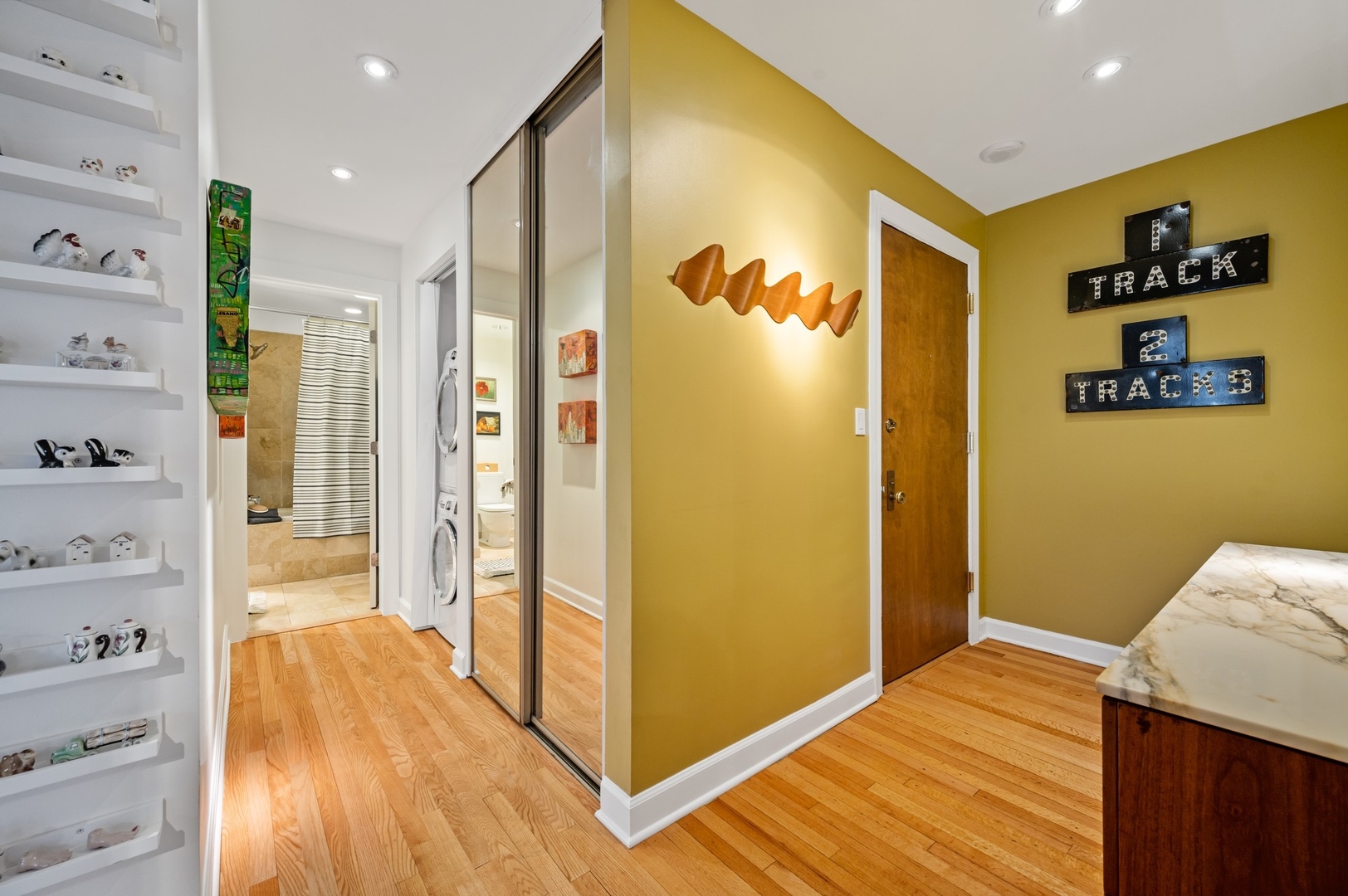 559 W SURF Street Unit: 403