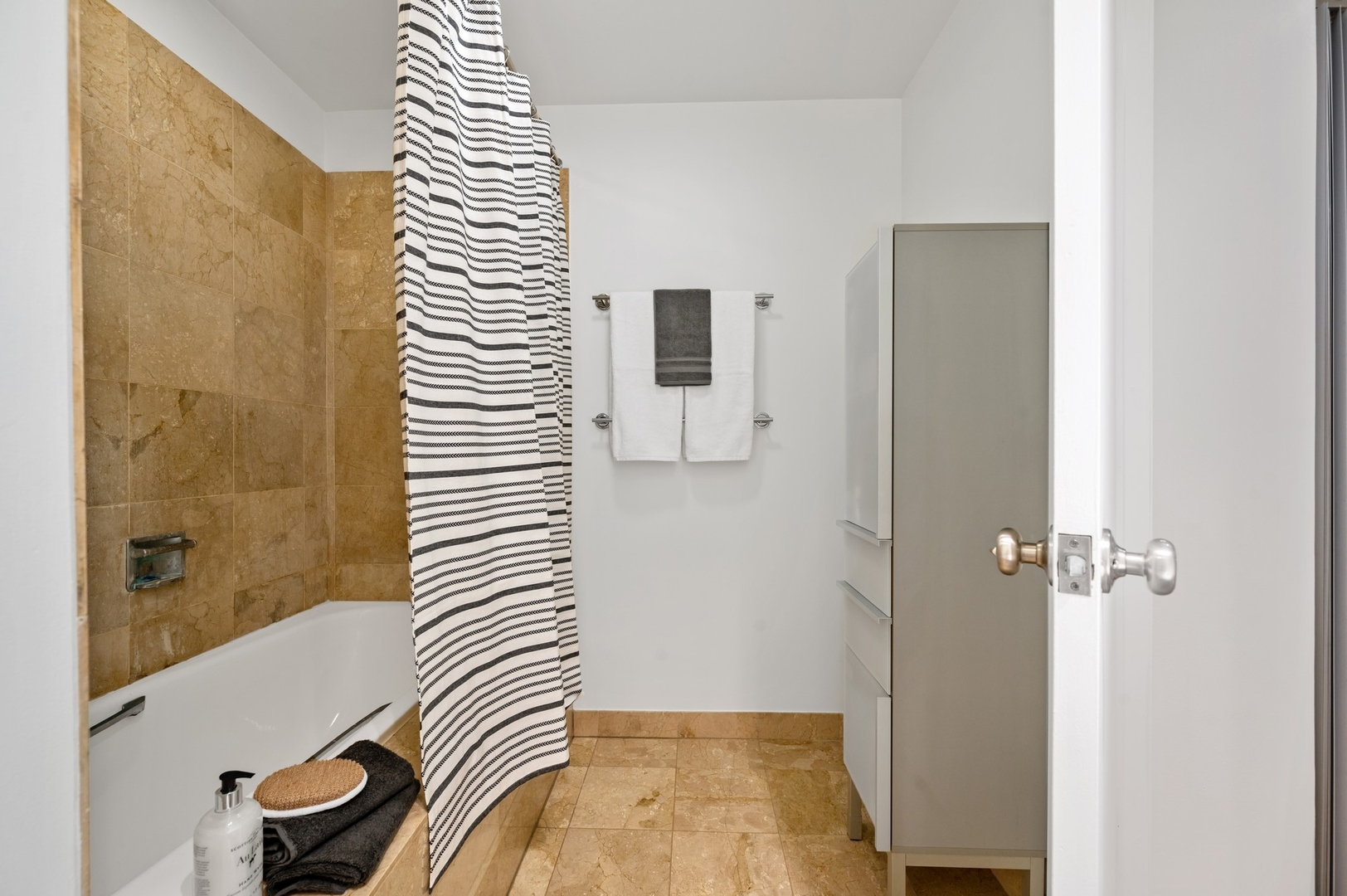 559 W SURF Street Unit: 403