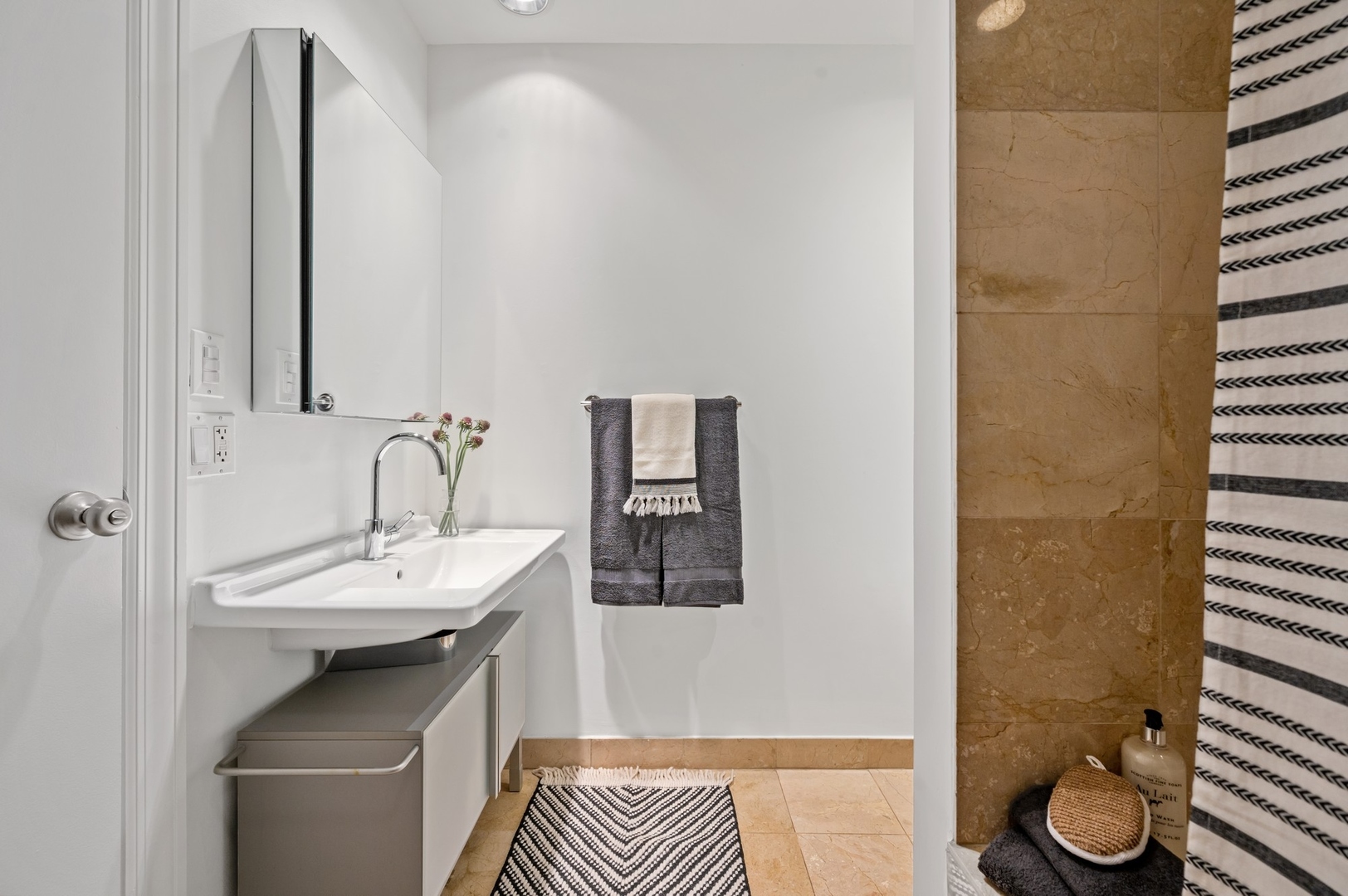 559 W SURF Street Unit: 403