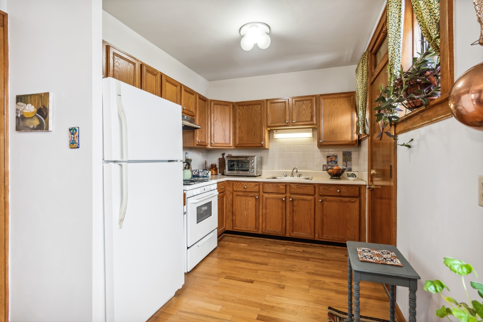 5655 N Artesian Avenue Unit: 3