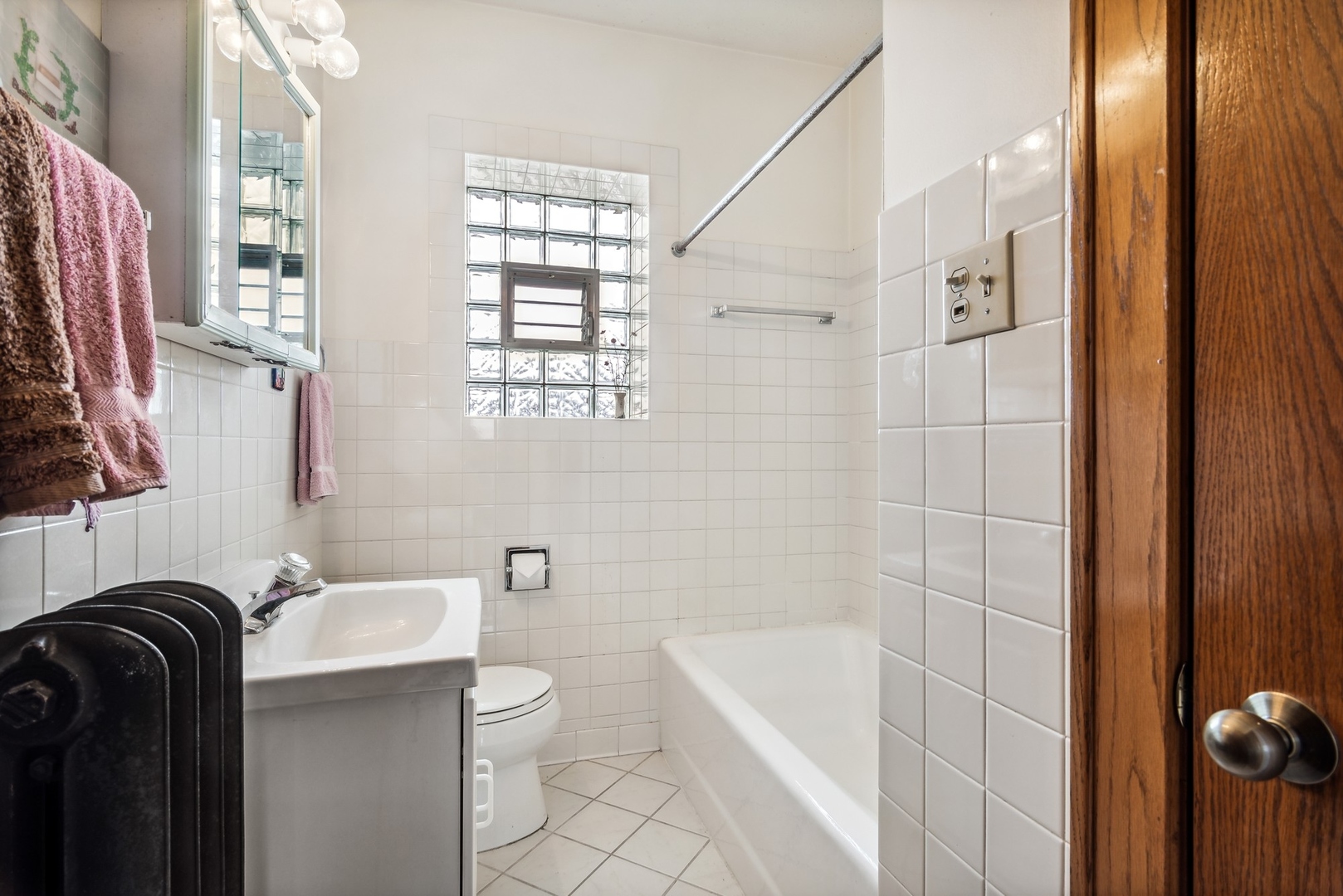 5655 N Artesian Avenue Unit: 3