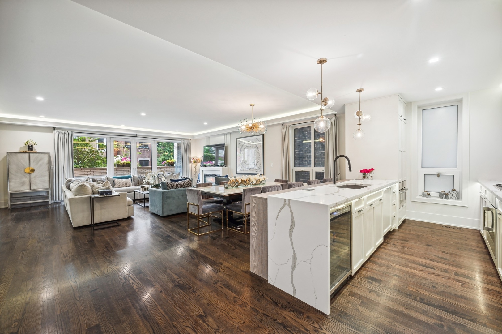1334 W WALTON Street Unit: 1W